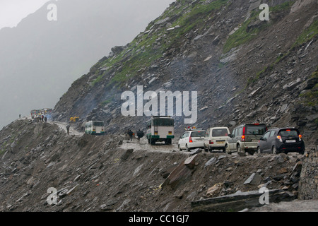 Verkehr auf den Rohtang La Pass im Regen, Manali-Leh Highway, Himachal Pradesh, Indien fest Stockfoto