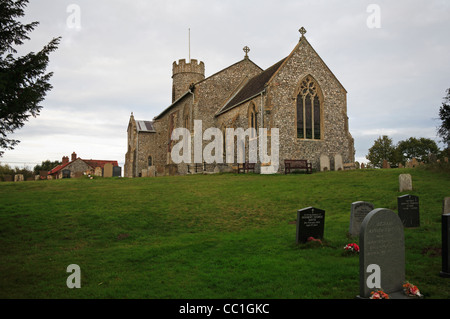 Die Kirche des Heiligen Johannes des Täufers am Aylmerton, Norfolk, England, Vereinigtes Königreich. Stockfoto