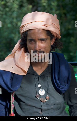 Mann mit Turban in Old Manali, Himachal Pradesh, Indien Stockfoto