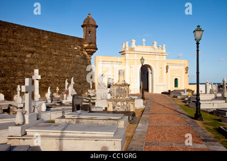 Krieger: Turm von El Morro Fort steht Wache über die Santa-Maria-Magdalena-Friedhof in Old Town San Juan Puerto Rico Stockfoto