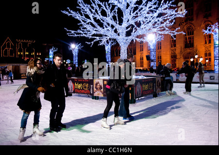 Skater auf Outdoor-Eisbahn im Weihnachtsmarkt Quadrat Brügge Belgien Stockfoto