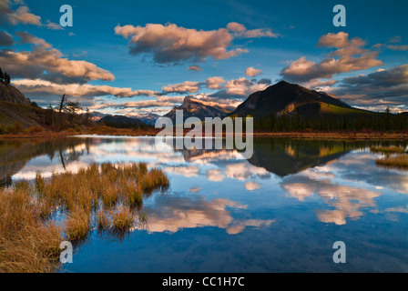 Mount Rundle spiegelt sich in Vermillion Seen in der Nähe von Banff Township bei Sonnenuntergang Banff Nationalpark Alberta Kanada Stockfoto