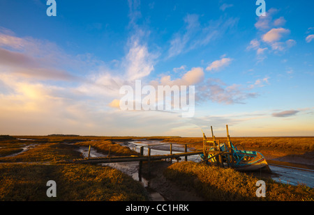 Ein Boot am Dornweiler Hafen an der North Norfolk-Küste. Stockfoto