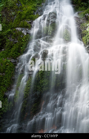 Baiyu fällt, beinan Township, Taitung, Taiwan. Über 50 Meter hoch, in Strömen eine steile Felswand, Kaskaden aus Berg, phytoncides in Luft Stockfoto