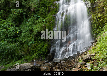 Baiyu fällt, beinan Township, Taitung, Taiwan. Über 50 Meter hoch, in Strömen eine steile Felswand, Kaskaden aus Berg, phytoncides in Luft Stockfoto