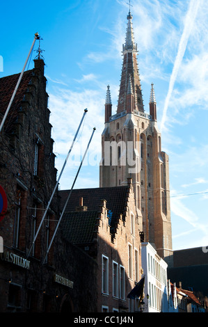 Außenansicht der Kirche der Muttergottes Onze-Lieve-Vrouwekerk in Brügge Belgien Stockfoto