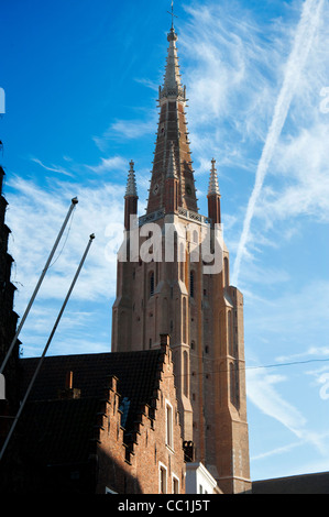 Außenansicht der Kirche der Muttergottes Onze-Lieve-Vrouwekerk in Brügge Belgien Stockfoto