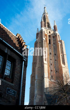 Außenansicht der Kirche der Muttergottes Onze-Lieve-Vrouwekerk in Brügge Belgien Stockfoto