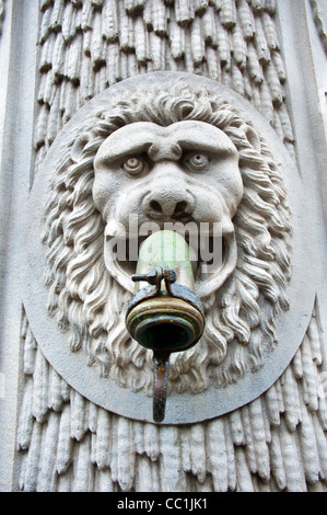 Löwenkopf Wasser Pumpe Auslauf Skulptur in Brügge Belgien Stockfoto