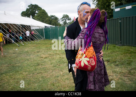 Ein Alternativ gekleidete paar in Tracht zu küssen, auf dem Standon Calling Festival in Hertfordshire, Großbritannien Stockfoto