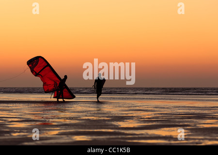 Zwei Kitesurfer home Position bei Sonnenuntergang, Essaouira Marokko Stockfoto