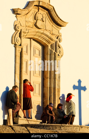 Frauen warten auf die Öffnung der Kirche in Linhares da Beira, Portugal Stockfoto