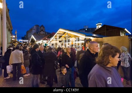 Massen der Käufer vor dem Rat-Haus an der Frankfurter deutschen Weihnachtsmarkt, Victoria Square, Birmingham, UK Stockfoto
