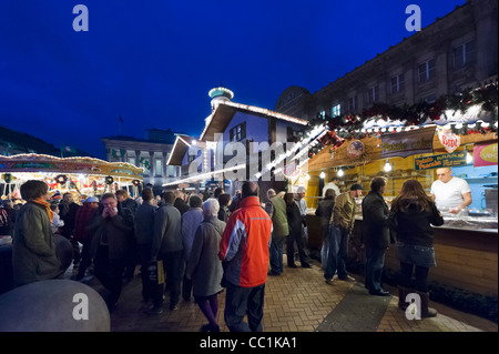 Essensstände vor dem Rat-Haus am Frankfurter deutschen Weihnachtsmarkt, Victoria Square, Birmingham, UK Stockfoto