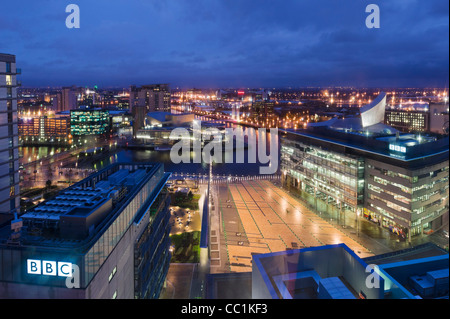 Blick über Salford Quays von MediaCityUK mit den BBC-Studios in den Vordergrund, Salford Quays, Manchester, UK Stockfoto
