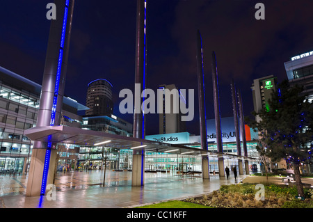 Die BBC-Studios auf der Piazza in MediaCityUK bei Nacht, Salford Quays, Manchester, UK Stockfoto