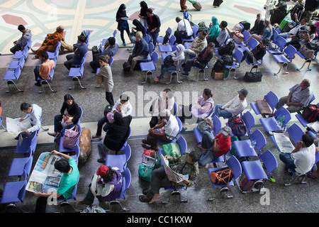 Passagiere warten auf Züge am Hualamphong Bahnhof Stockfoto