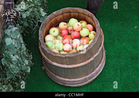 Apfel im Fass Stockfoto