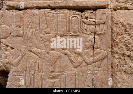 Reliefs am der römische Tempel von Deir el-Hagar, Dachla, westliche Wüste Ägyptens Stockfoto