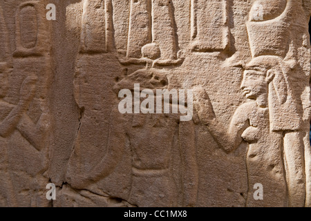 Reliefs am der römische Tempel von Deir el-Hagar, Dachla, westliche Wüste Ägyptens Stockfoto