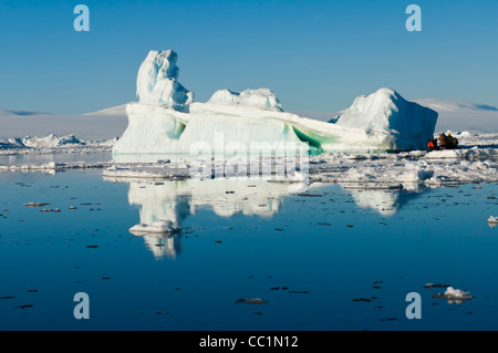 Tierkreis mit Touristen vor einem Eisberg, Weddellmeer, Antarktis Kreuzfahrt Stockfoto