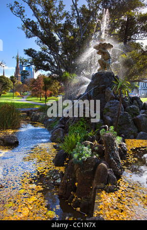 Herbstlaub und Brunnen in Fitzroy Gardens Melbourne Australien CBD-Bereich. einer der vielen Winter-Sehenswürdigkeiten für Touristen. Stockfoto