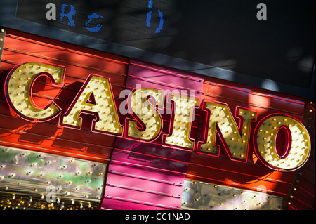 Casino-Buchstaben-Zeichen in der Innenstadt von Las Vegas Stockfoto