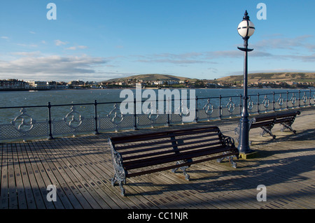 Gusseisen Bänke, Laternenmasten und reich verzierten Geländer auf der Promenade von der verlassenen viktorianischen Pier in Swanage. Dorset, England, Vereinigtes Königreich. Stockfoto