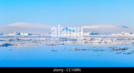 Scholle und Eisberg, Weddellmeer, Antarktis Stockfoto