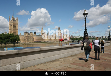 London, Ansicht der Parlamentsgebäude aus über die Themse Stockfoto