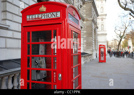rote Telefon-Anruf-Boxen auf dem Bürgersteig in Whitehall London England UK-Vereinigtes Königreich Stockfoto