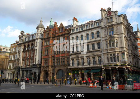 verzierten Altbauten im übrigen Bereich des Parlaments Straße wo es Whitehall einschließlich das red Lion Pub London verbindet Stockfoto