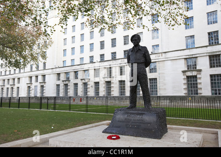 Statue von Monty Feldmarschall Viscount Montgomery von Alamein Verteidigungsministerium Gebäude Whitehall London England UK Stockfoto