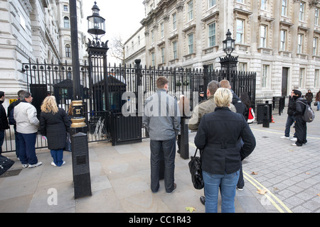 Touristen vor den Toren der geschlossenen Sicherheit der Downing Street am Whitehall London England UK United kingdom Stockfoto