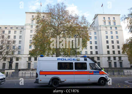 Metropolitan Polizei patrouillieren van Fahrzeug vor dem Verteidigungsministerium, Whitehall London England Gebäude geparkt Stockfoto