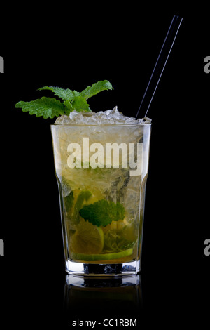 Mojito cocktail Isolation auf einem schwarzen Stockfoto