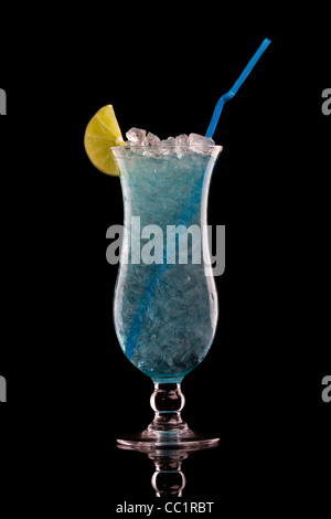 Blue Hawaiian Cocktail auf einem schwarzen Stockfoto Blue Hawaiian Cocktail auf einem schwarzen Stockfoto
