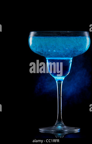 Blue Hawaiian Cocktail auf einem schwarzen Stockfoto Blue Hawaiian Cocktail auf einem schwarzen Stockfoto