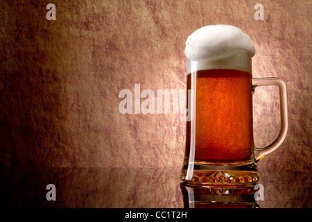 Bier in Glas auf einem alten Stein Stockfoto