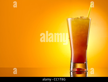 Tequila Sunrise Cocktail isoliert auf einem orangefarbenen Hintergrund Stockfoto