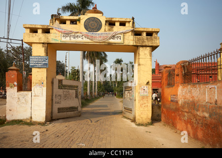 Queens College Eingangstor, Varanasi (Benares), Indien Stockfoto
