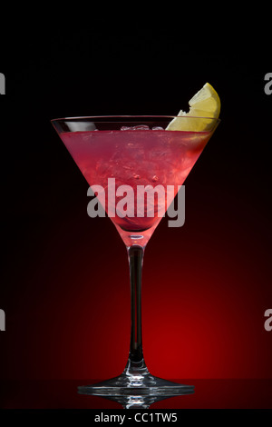 Cosmopolitan cocktail Drink auf einen roten Farbverlauf Stockfoto