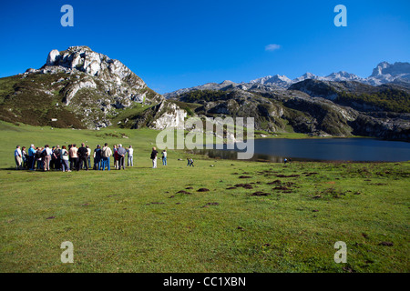 Reisegruppe am Lago De La Ercina im Abschnitt Covadonga die Picos de Europa Stockfoto