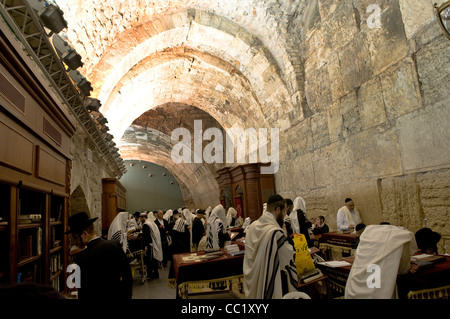 Orthodoxe jüdische Männer beten in den inneren Teil der Westwand (Wilson Arch) in der Altstadt von Jerusalem. Stockfoto