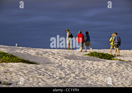 Touristen auf der Insel Santa Cruz, Las Bachas Beach, Ecuador, Galapagos-Inseln Stockfoto