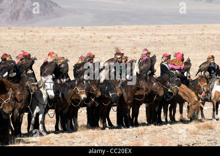 Kasachische Adler Jäger versammeln sich am jährlichen Adler-Jäger-Festival in Bayan Ölgii in der westlichen Mongolei. Stockfoto