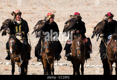 Kasachische Adler Jäger versammeln sich am jährlichen Adler-Jäger-Festival in Bayan Ölgii in der westlichen Mongolei. Stockfoto