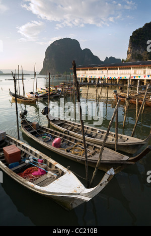 Longtail-Angelboote/Fischerboote an der muslimischen Dorf von Ko Panyi, Phang-Nga, Thailand Stockfoto