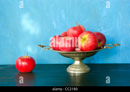 rote Äpfel in der Vintage Vase auf Tisch Stockfoto