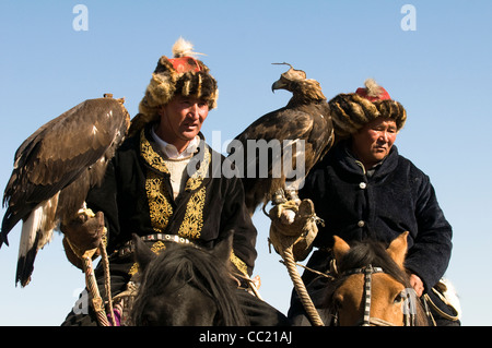 Kasachische Adler Jäger versammeln sich am jährlichen Adler-Jäger-Festival in Bayan Ölgii in der westlichen Mongolei. Stockfoto